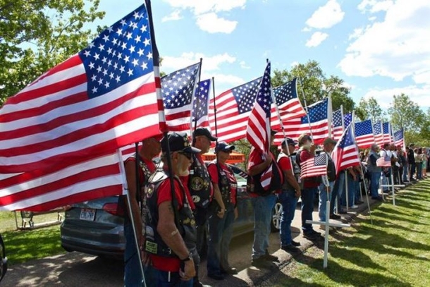 Rude Protesters Riot At Marine’s Funeral, Get The Shock Of Their Life When These Guests Show Up - picture 4