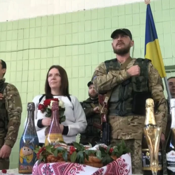 Russian Immigrant Falls In Love And Ties Knot With Ukrainian Soldier - “This Is An Extraordinary Story.” - picture 2