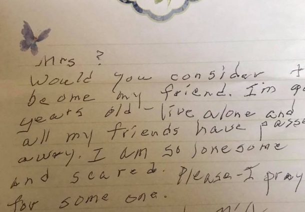 Sad, Lonely Elderly woman leaves devastating note, once the neighbors see it, they knock on her door - picture 2