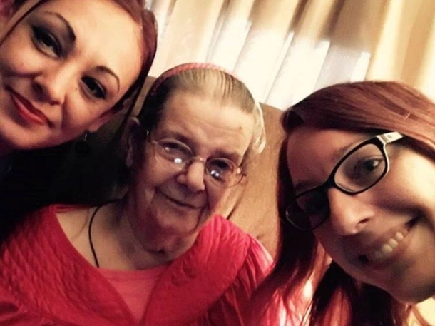 Sad, Lonely Elderly woman leaves devastating note, once the neighbors see it, they knock on her door - picture 3
