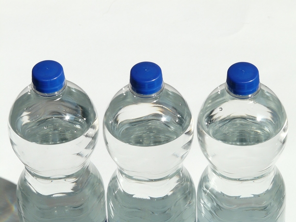 Safety Warning: Firefighters Explain Why We Shouldn't Leave Water Bottles in Cars - picture 2