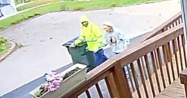 Sanitation worker goes the extra mile to help elderly woman, and it’s all caught on camera - picture 2