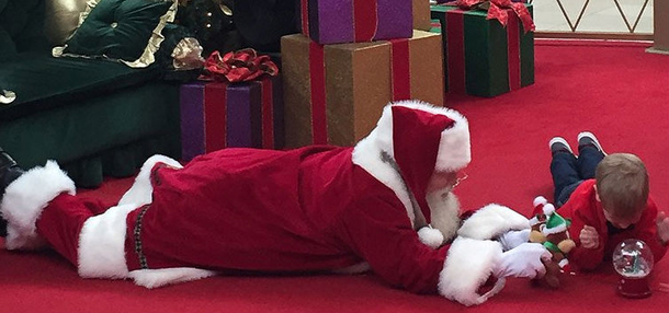 Santa Jumps Out His Chair To Play On Floor With Autistic Boy, Brings Big Smile To His Face - picture 2