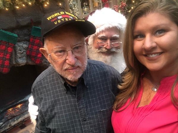 Santa Kneels In Front Of Elderly Man As Woman Hears Him Say Something That Shoppers Couldn't Believe - picture 2