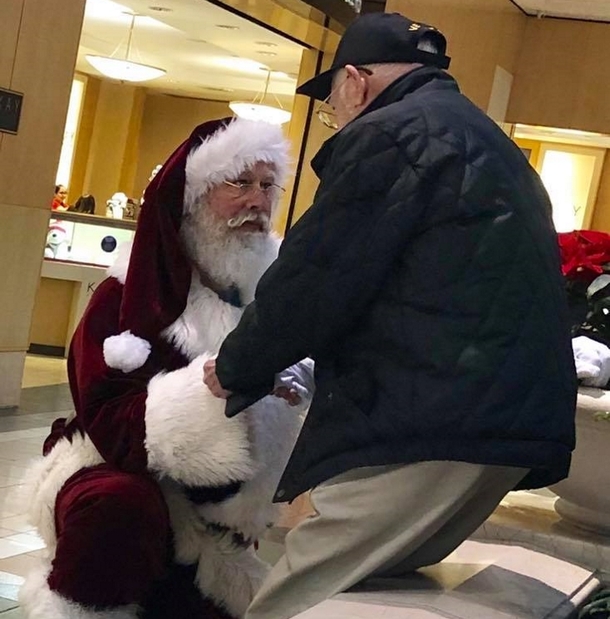 Santa Kneels In Front Of Elderly Man As Woman Hears Him Say Something That Shoppers Couldn't Believe - picture 3