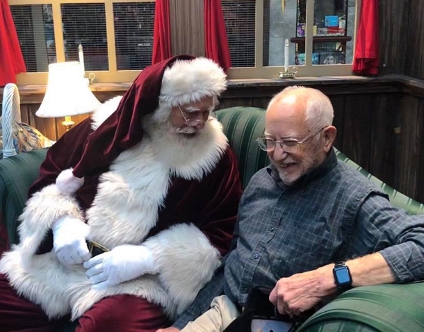Santa Kneels In Front Of Elderly Man As Woman Hears Him Say Something That Shoppers Couldn't Believe - picture 4