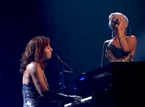 Sarah McLachlan's duet of "Arms Of The Angel" with Pink left the audience in awe. - picture 3