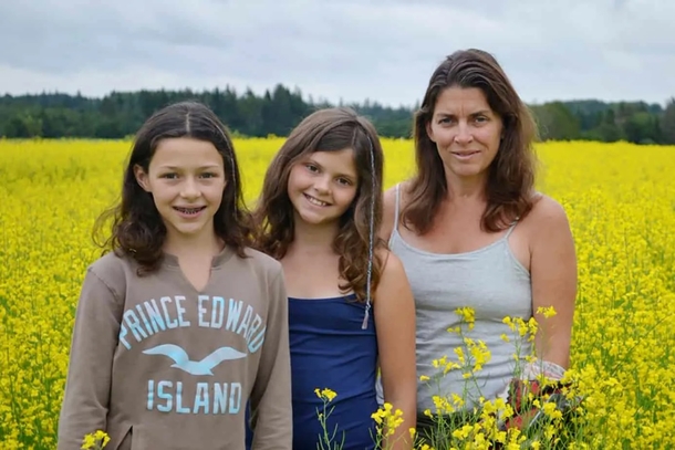 Say Hello to the Mother who scattered her husband’s ashes across U.S. and taught her daughters resilience - picture 4