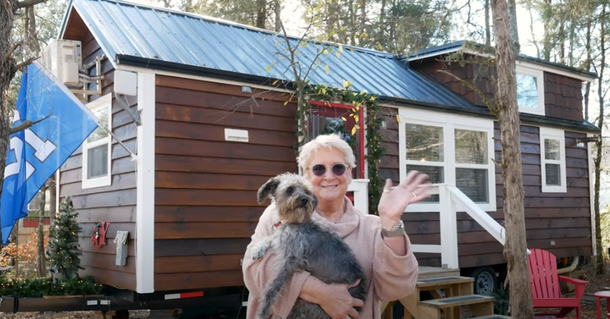 Senior woman retires to the cutest ‘tiny home’ she can comfortably pay for using her social security - picture 2