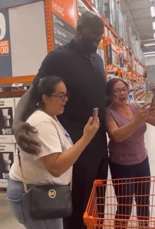 Shaq surprises family at Home Depot by paying for their washer and dryer - picture 2