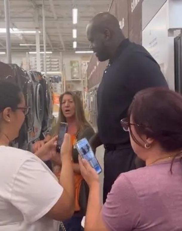Shaq surprises family at Home Depot by paying for their washer and dryer - picture 3