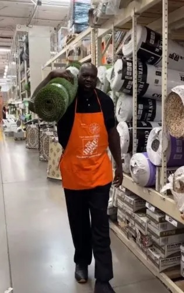 Shaq surprises family at Home Depot by paying for their washer and dryer - picture 6