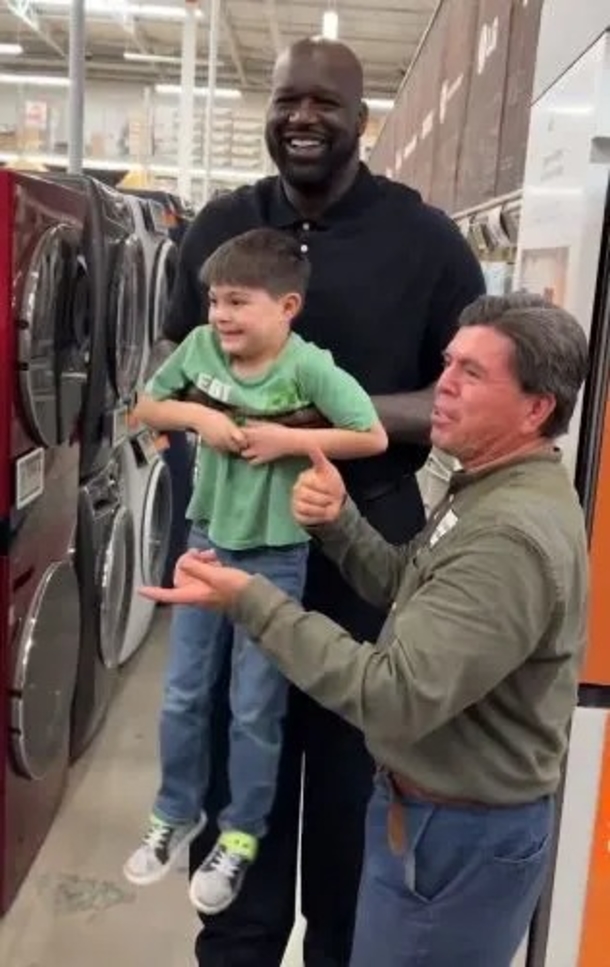 Shaq surprises family at Home Depot by paying for their washer and dryer - picture 7