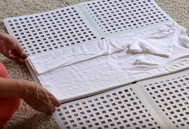 She Buys Sink Mats At Dollar Store, Her Brilliant Trick Makes Laundry Time So Much Easier - picture 3