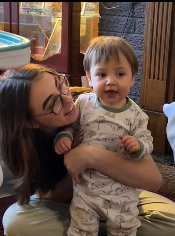 She couldn't find a babysitter so she takes son to prom as her date and guests are shocked - picture 4
