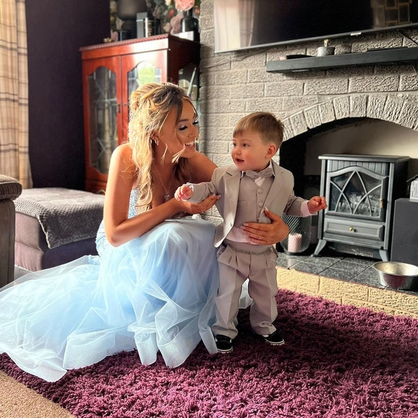 She couldn't find a babysitter so she takes son to prom as her date and guests are shocked - picture 5