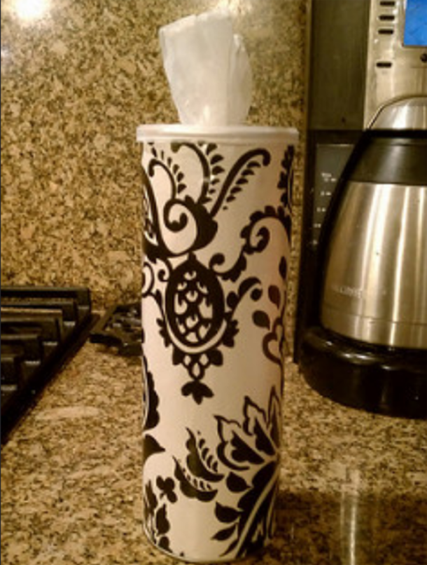 She Cut Off The Top Of The Pringles Can, And Uses It In The Most Brilliant Way!  Every Girl Should Do THIS! - picture 2
