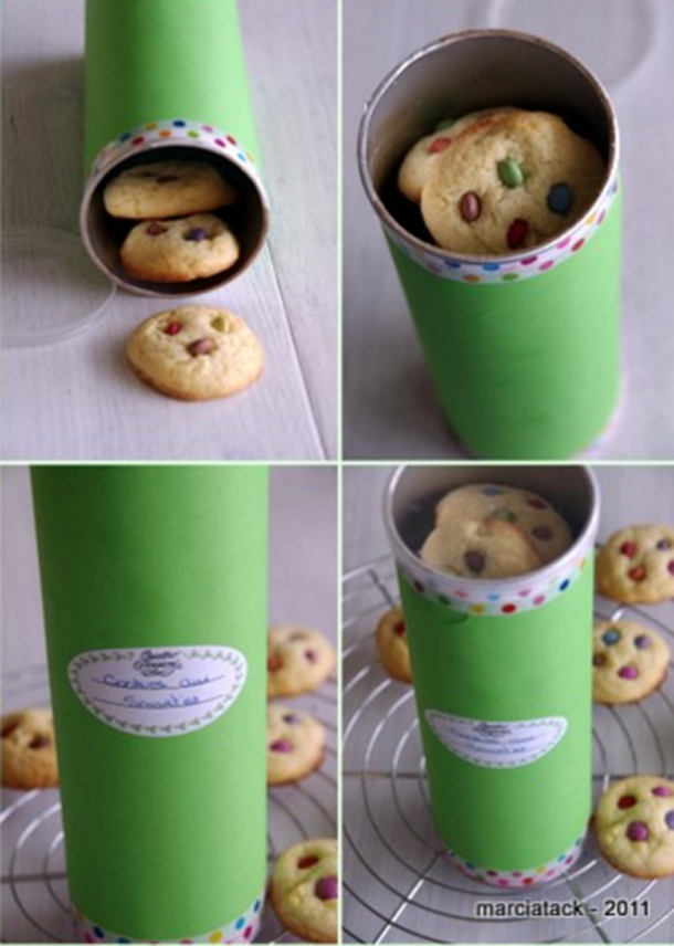 She Cut Off The Top Of The Pringles Can, And Uses It In The Most Brilliant Way!  Every Girl Should Do THIS! - picture 3