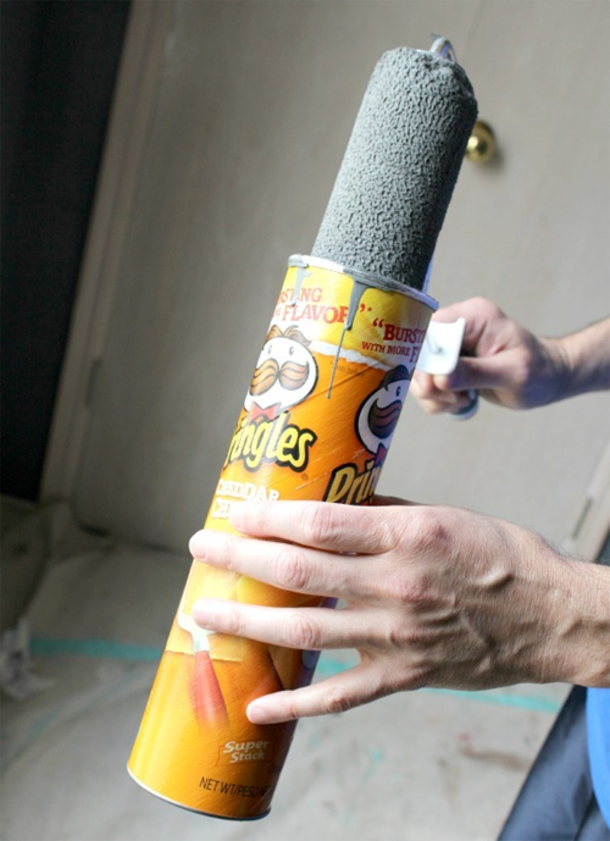 She Cut Off The Top Of The Pringles Can, And Uses It In The Most Brilliant Way!  Every Girl Should Do THIS! - picture 6