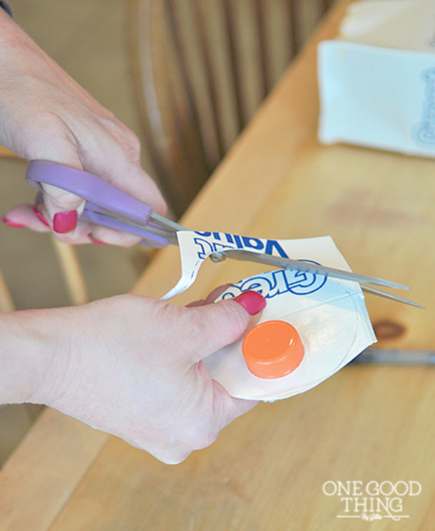 She Cuts Out Lids Of Empty Juice Cartons And Uses Them For THIS! Everyone Should Know This Useful Trick! - picture 5