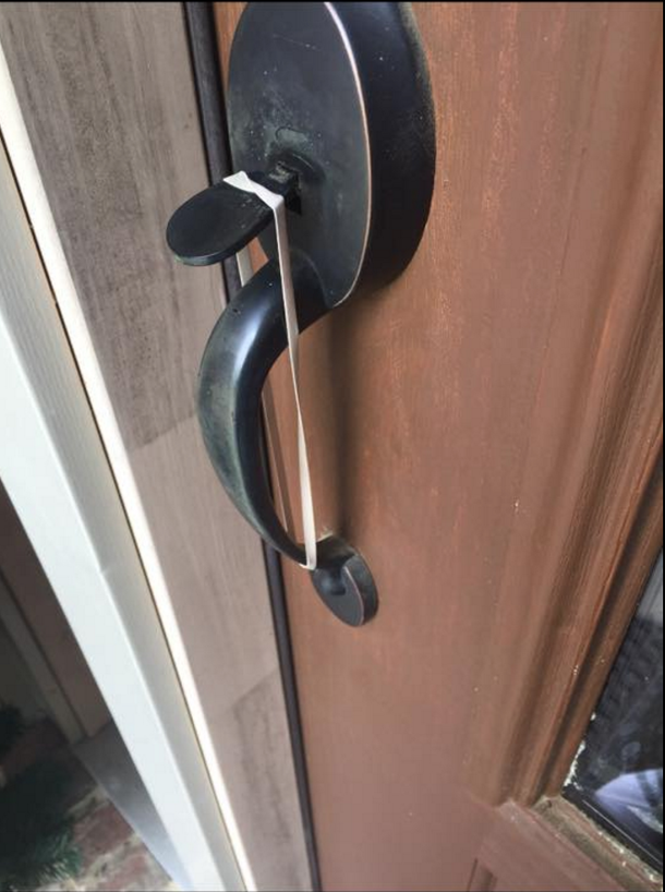 She Found A Rubber Band On Her Door. When Police Arrive, She Realizes The Terrifying Reason - picture 2