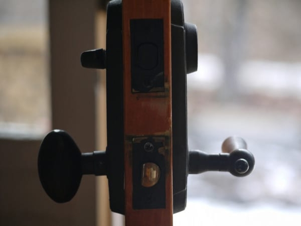 She Found A Rubber Band On Her Door. When Police Arrive, She Realizes The Terrifying Reason - picture 8