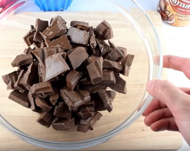 She Mixes Condensed Milk To Chunks Of Chocolate, Creates A Sweet & Easy Holiday Snack - picture 2