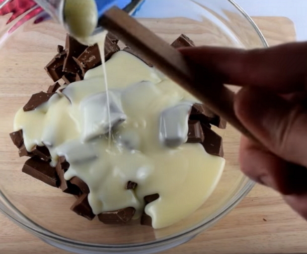 She Mixes Condensed Milk To Chunks Of Chocolate, Creates A Sweet & Easy Holiday Snack - picture 3