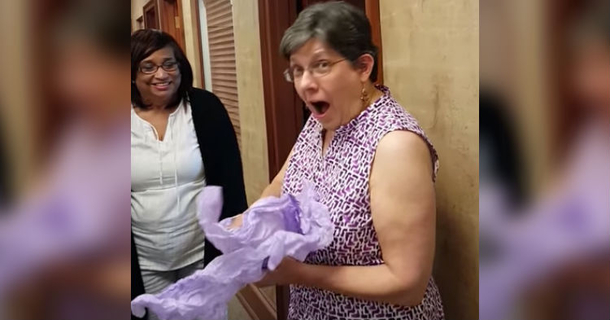 She Opens Gift, Finds Out She’ll Be A Grandma. Then They Hand Her An Even Bigger Surprise - picture 2