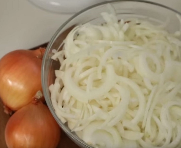 She Places 4 Huge Onions In A Crock Pot Overnight; The Result Will Be A Family Favorite Dish - picture 2