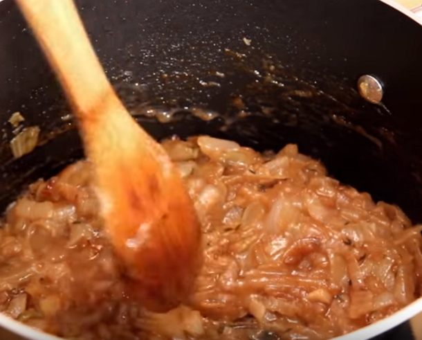 She Places 4 Huge Onions In A Crock Pot Overnight; The Result Will Be A Family Favorite Dish - picture 4