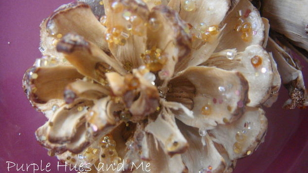 She Pours Bleach Over Her Pinecones And Soaks Them Overnight. The End Result Is Beautiful Fall Table Decor - picture 7