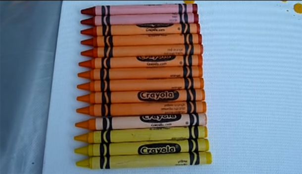 She Puts Crayons Into A Hot Glue Gun And Uses It For THIS... AMAZING! - picture 2