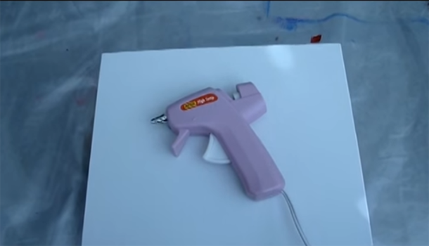 She Puts Crayons Into A Hot Glue Gun And Uses It For THIS... AMAZING! - picture 3