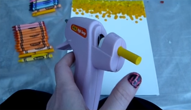 She Puts Crayons Into A Hot Glue Gun And Uses It For THIS... AMAZING! - picture 4