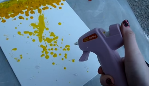 She Puts Crayons Into A Hot Glue Gun And Uses It For THIS... AMAZING! - picture 5