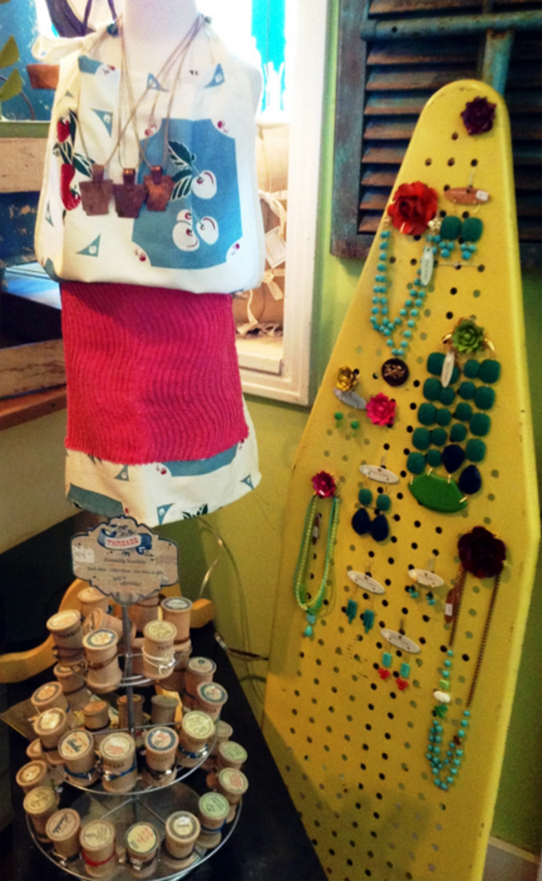 She Removed The Cover From Her Old Ironing Board And Moved It In The HALLWAY! Now It's Used As... - picture 6