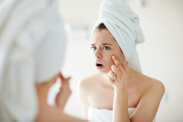 She Rubs This Banana Peel On Her Face And What It Does For Her Skin? AMAZING! - picture 2