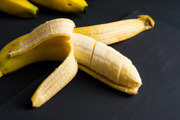 She Rubs This Banana Peel On Her Face And What It Does For Her Skin? AMAZING! - picture 3