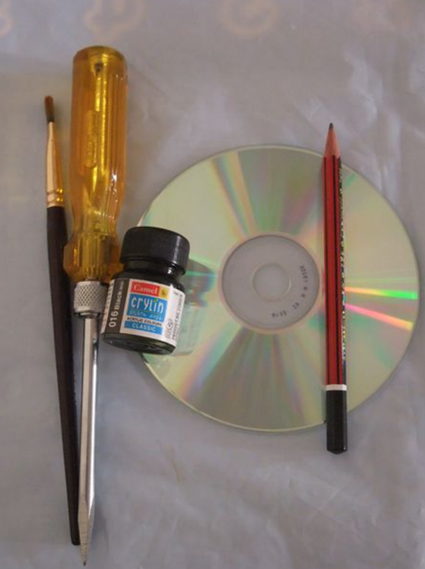 She Took Her Old Cds And Started Painting Them Black Then Put Them Up On THIS. Great Idea! - picture 2