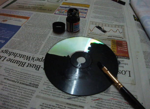 She Took Her Old Cds And Started Painting Them Black Then Put Them Up On THIS. Great Idea! - picture 3