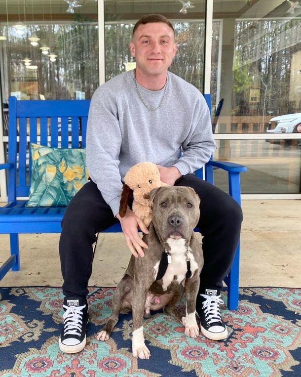 Shelter dog with one ear tears the same ear off his favorite toy: ‘a best friend just like him’ - picture 4