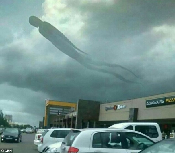 Shoppers Flee When Human-Shaped Cloud Appears Over Shopping Center - picture 2