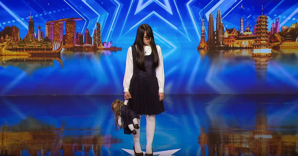 Silent illusionist gets on stage and creeps out the judges, but by the end everyone is in awe - picture 2