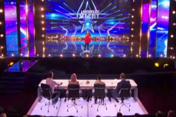 Simon Rolls Eyes When She Says She’ll Sing Aretha Hit, Within Seconds She Forces Everyone To Their Feet - picture 3