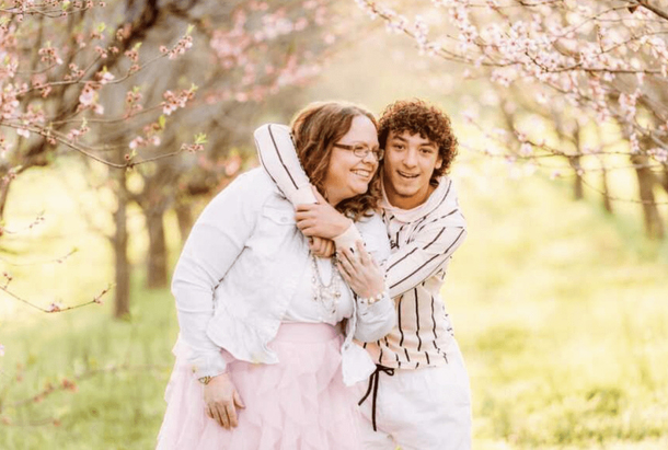 Single mom fosters 13 kids and adopts teen boy after getting divorce – “I tuck him in every night” - picture 3