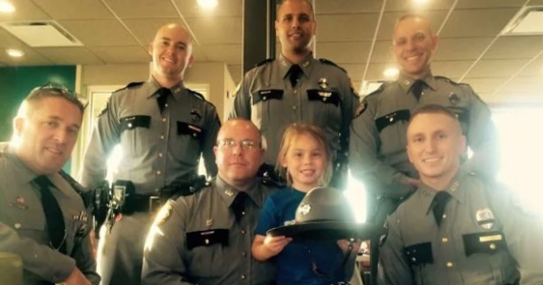 Six Stressed Police Officers Enter McDonald's After Slain Cop's Funeral, Shocked By Who Interrupts Their Meal - picture 3