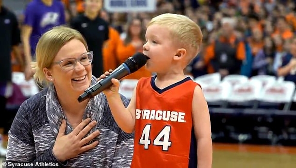 Small Toddler Decides To Sing The National Anthem In Front Of Thousands. Has Entire Crowd Standing In Honor - picture 2