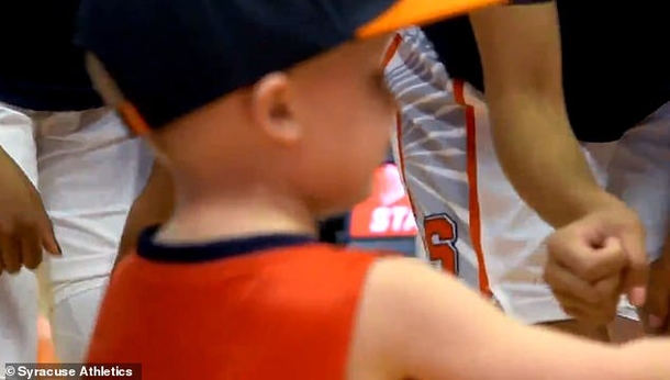 Small Toddler Decides To Sing The National Anthem In Front Of Thousands. Has Entire Crowd Standing In Honor - picture 4