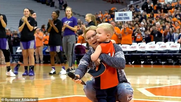Small Toddler Decides To Sing The National Anthem In Front Of Thousands. Has Entire Crowd Standing In Honor - picture 5